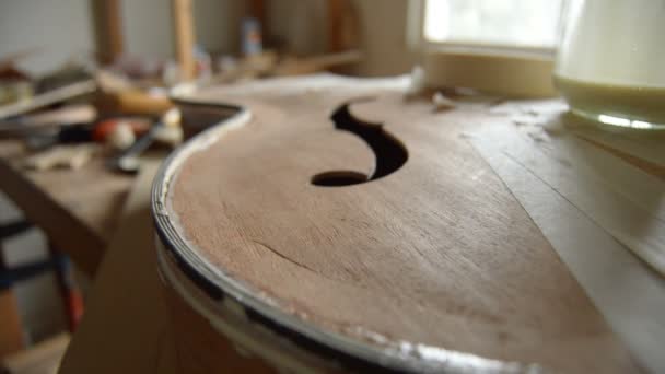 Luthier Collant Les Bords Bois Une Boîte Pour Guitare Électrique — Video