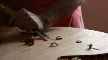 Luthier bir oymak ile yeni bir gereç imalat