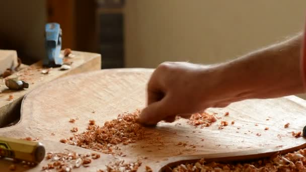 Luthier Lijando Cubierta Una Nueva Guitarra Con Una Cepilladora Madera — Vídeos de Stock