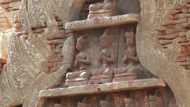 Verschiedene Figuren Beten Einem Archäologischen Asiatischen Monument — Stockvideo