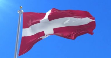 Danimarka bayrağı mavi gökyüzü ile Rüzgar sallayarak döngü
