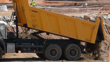 Kamyon kaldırma earth bir Bina İnşaatı sürecinde