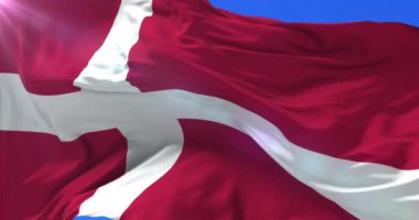 Danimarka Krallığı bayrağı mavi gökyüzü ile Rüzgar sallıyor, döngü