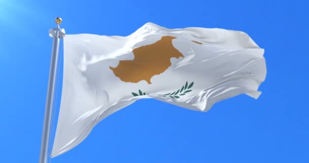 塞浦路斯国旗在风中挥舞蓝天 — 图库视频影像