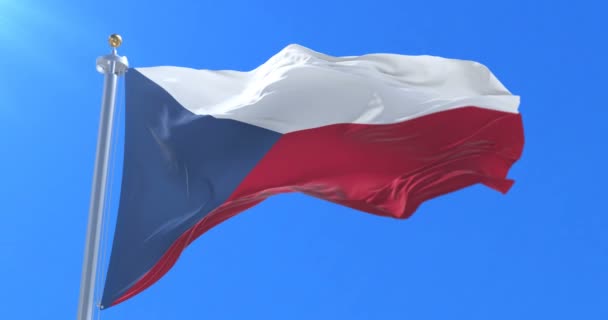 Vlajka České republiky mává na větru s modrou oblohou, smyčka