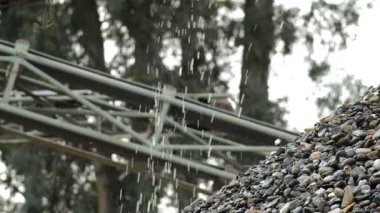 Çakıl kum ocağında dönüm ile bir dağ düşen su damlaları