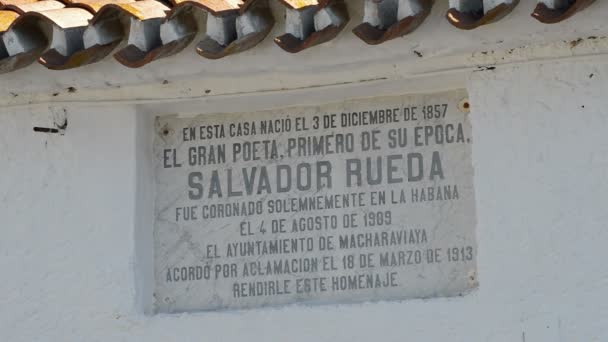 Benaque 纪念匾在诗人萨尔瓦多的当地房子 Rueda — 图库视频影像