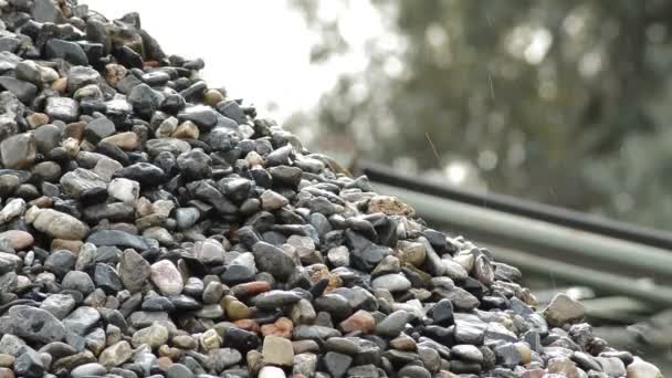 Pebbles Pedras Que Caem Uma Montanha Seixos Uma Pedreira Areia — Vídeo de Stock