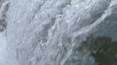 Bir şelale içinde düşen nehir su ya da yavaş çağlayan