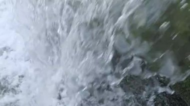 Şelale, yavaş düşen su akışı