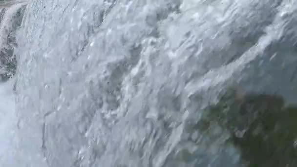 河水在瀑布中落下或在慢速中瀑布 — 图库视频影像