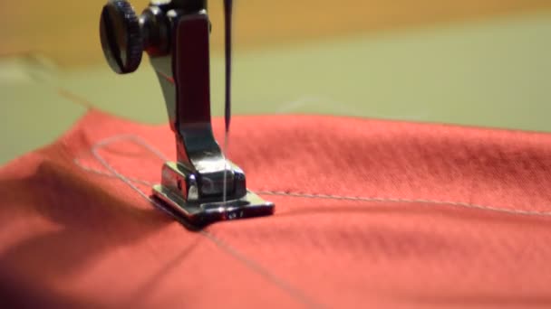 Ράβοντας Μηχανή Πλέξιμο Ένα Κόκκινο Ύφασμα — Αρχείο Βίντεο