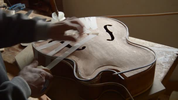 Luthier Plakken Van Houten Randen Van Een Jazz Elektrische Gitaar — Stockvideo