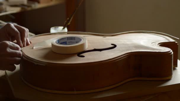 Luthier Stikning Træ Kanter Kassen Med Jazz Elektrisk Guitar – Stock-video