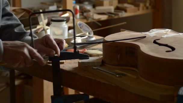 Geigenbauer Schneidet Ein Stück Für Eine Neue Gitarre Arbeitsplatz — Stockvideo