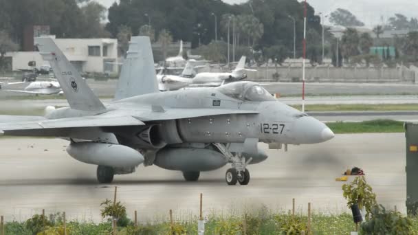 軍の戦闘機飛行機離陸する滑走路の位置から出てくる — ストック動画