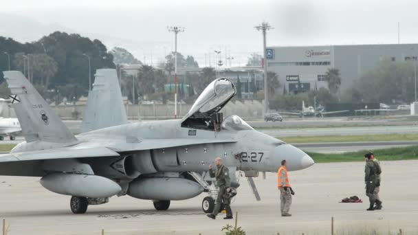 Pilotos Dirigidos Aviones Combate Militares Aeropuerto — Vídeo de stock