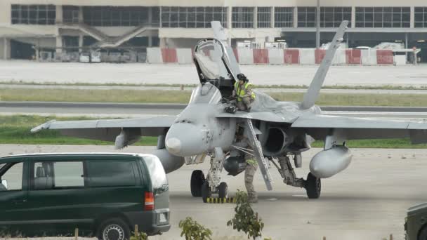军事技术员在机场跑道上与飞行员一起监督军用战斗机的飞行 — 图库视频影像