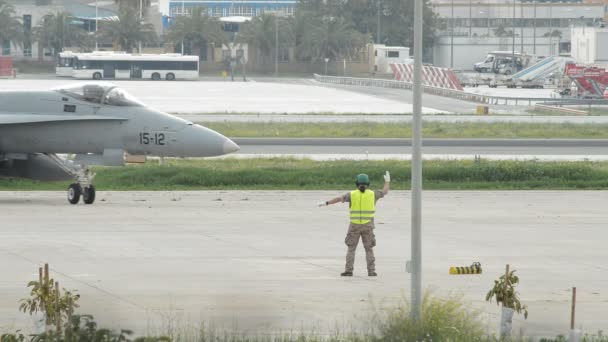 空港の滑走路に駐車場軍戦闘機へのシグナリング航空業務の責任者 — ストック動画