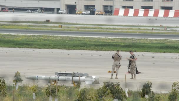 Soldados Militares Armados Guardia Junto Misil Aeropuerto — Vídeos de Stock