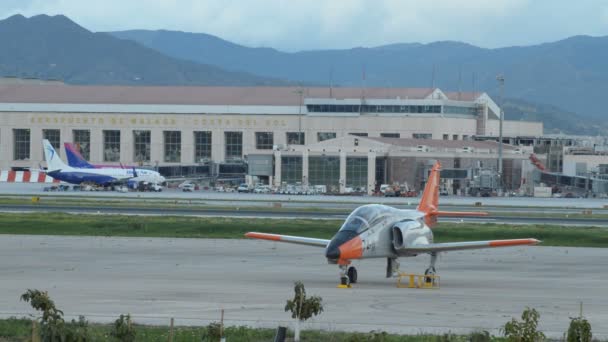 军用战斗机飞机在机场跑道上 — 图库视频影像