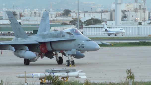 Avions Chasse Militaires Missiles Sur Piste Aéroport — Video