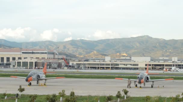 Avions Chasse Militaires Sur Piste Aéroport — Video