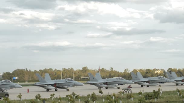 军用战斗机飞机在机场 — 图库视频影像