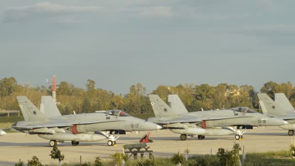 机场跑道上的军用战斗机飞机 — 图库视频影像