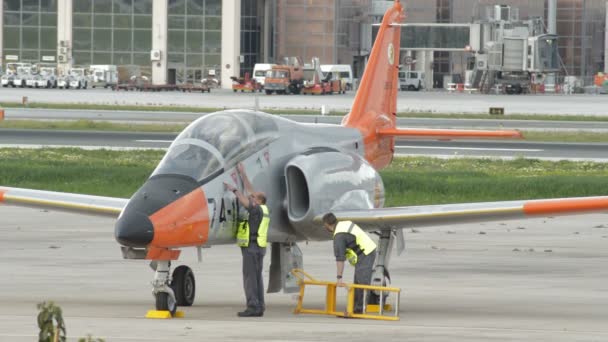 Técnicos Supervisando Avión Combate Militar Pista Aterrizaje Aeropuerto — Vídeo de stock