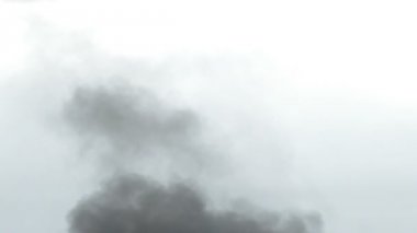 Siyah duman gökyüzünde olacak yangından büyük sütun