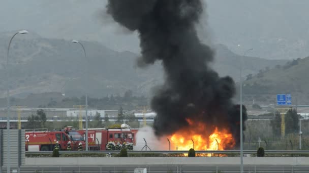 Brandweerlieden Blussen Van Brand Met Een Grote Kolom Van Rook — Stockvideo