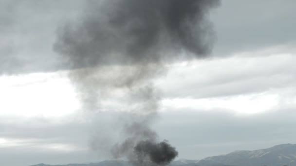 Colonna Fumo Nero Che Sale Nel Cielo — Video Stock