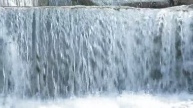 Bir şelale ya da art arda sıralı düşen Nehri'nin su akışı