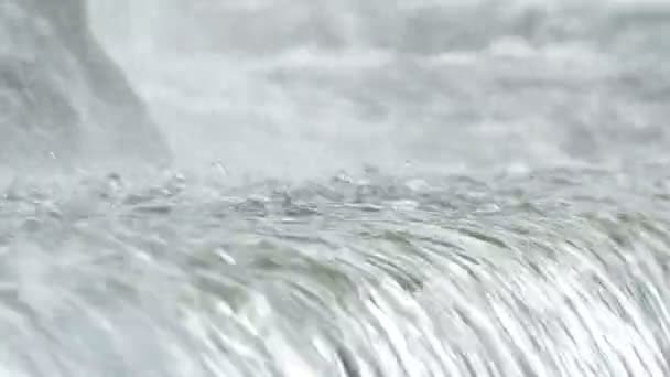 Akan Bir Nehir Doğum Yılında Çalışan Nehrin Akışı — Stok video