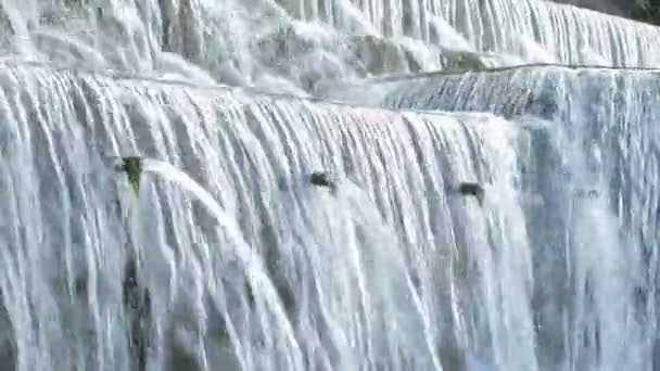 Множественные Трубы Естественном Источнике Воды Выбрасывающие Воду Горы — стоковое видео