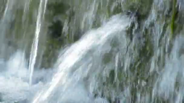 Tuyau expulsant l'eau dans une source d'eau 