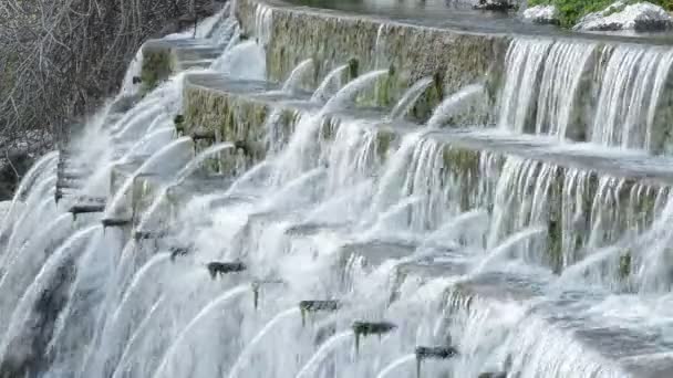 Natuurlijke Waterbron Met Meerdere Pijpen Uitzetting Van Water Bergen — Stockvideo