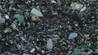 Dağ cam ve bir depolama çöp atık günbatımında kontrollü.