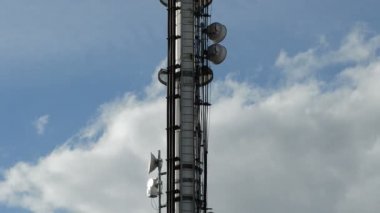 Telekomünikasyon anten Kulesi ile gökyüzü bulutlu