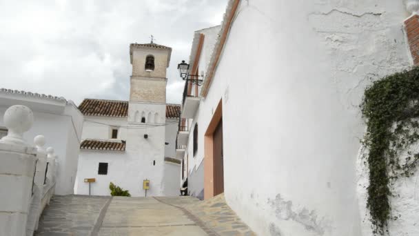 Strada Nel Villaggio Andaluso Daimalos Con Una Vecchia Chiesa Cristiana — Video Stock