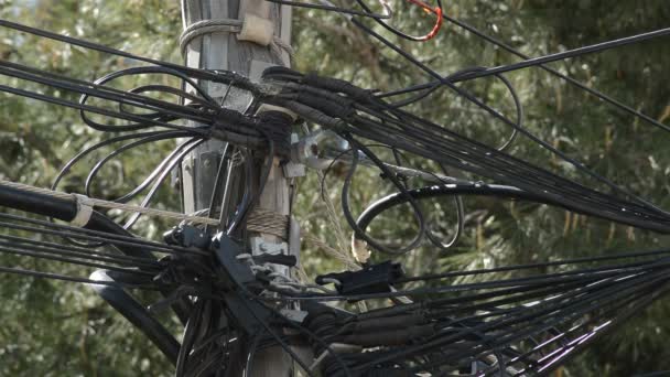 Fios Electricidade Telefonia Mal Instalados Num Poste Madeira — Vídeo de Stock