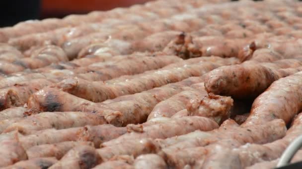 阿根廷克里奥尔语 Chorizos 在烤架上 — 图库视频影像