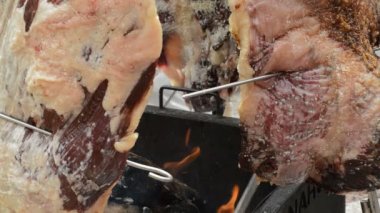 Yemek yiyecek dana kaburga gaucho üzerinde ateş