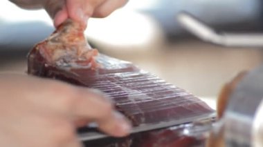 Serrano İspanyol jambonunu bıçakla doğramak