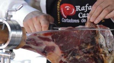 Nerja, Malaga-İspanya - 04 15 2018: Kesici kesme dilim jambon gıda sergilerden İspanyolca jambon