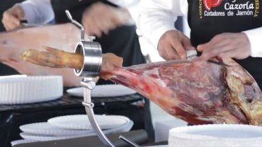 Bir gösteride İspanyol Serrano jambonu kesmek.