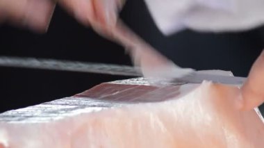 İspanyol jambon kesicisi bıçakla jambon kesiyor.