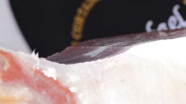 İspanyol jambonu dilimliyorum.