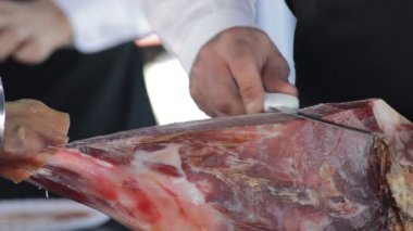 İspanyol sarreno jambonunu bıçakla doğramak